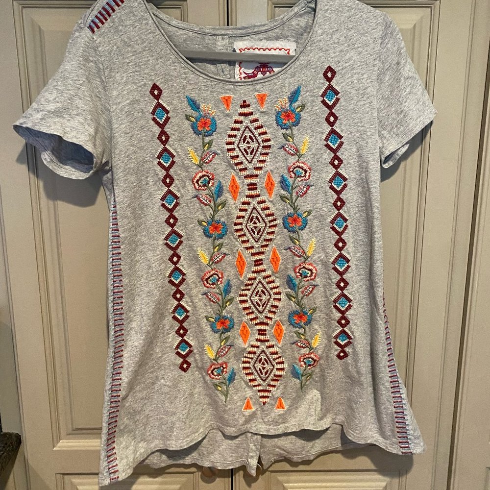 Johnny Was Heather Grey Embroidery T-Shirt with Back Buttons